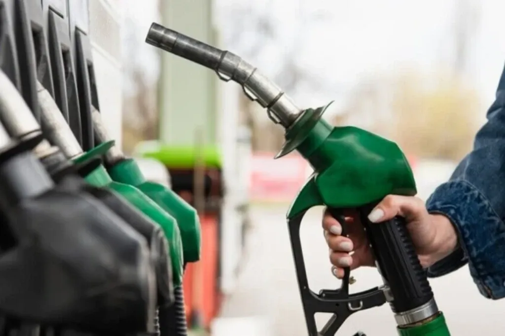 Prices for petrol and diesel at petrol stations remained unchanged on 29 April
