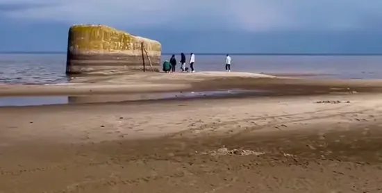 Київське море різко обміліло: до затопленого ДОТа вже ходять пішки