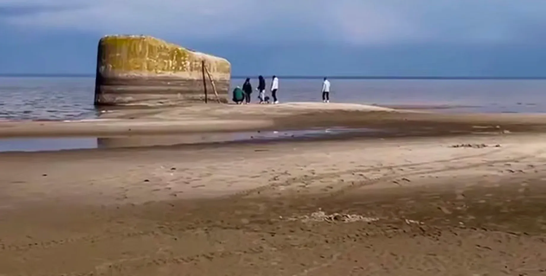 Київське море різко обміліло: до затопленого ДОТа вже ходять пішки