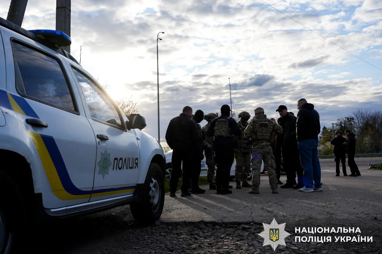 A man opened fire with an automatic weapon on TCC soldiers and police officers near Rivne: two people were injured