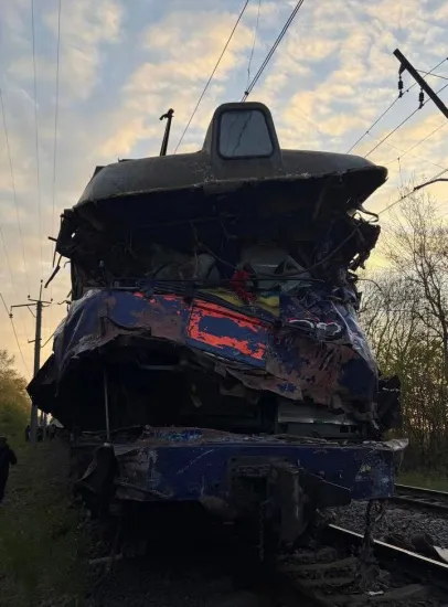 The Kyiv–Uzhhorod train derailed in the Lviv region after colliding with a mobile crane; two people have died (updated)