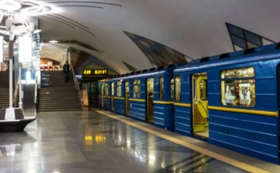 Київське метро закрило останні каси: як тепер оплатити проїзд