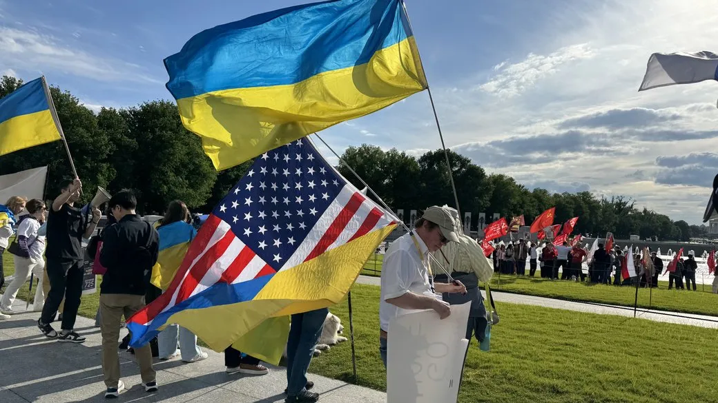 Українці вийшли на протест проти «Безсмертного полку» у Вашингтоні