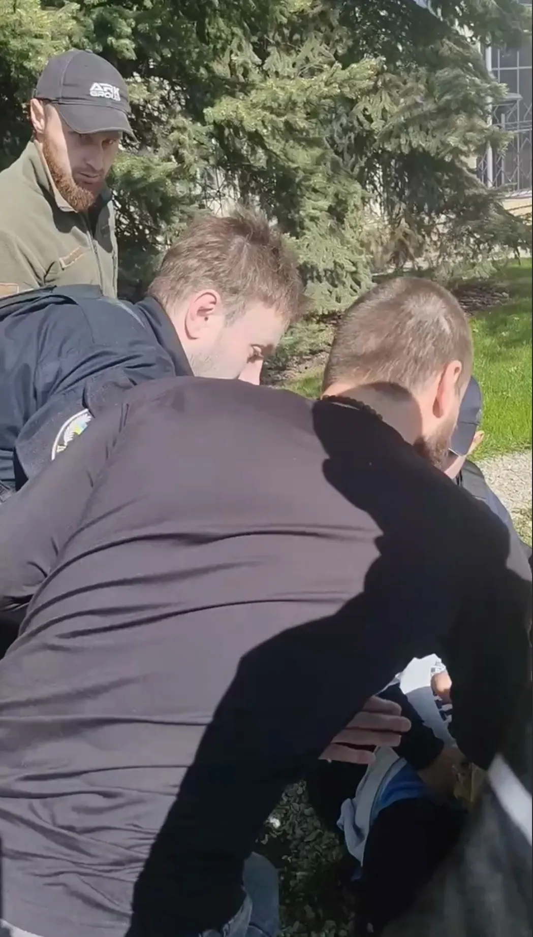 In Obolon, police officers drew their weapons during a scuffle that broke out whilst making an arrest (VIDEO)