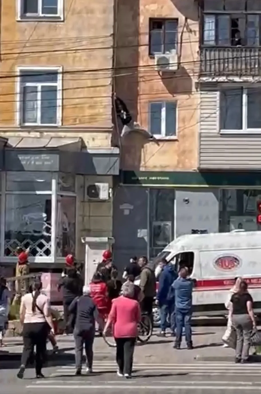In Vinnytsia, a man climbed onto the roof of a shop while fleeing from the police (VIDEO)