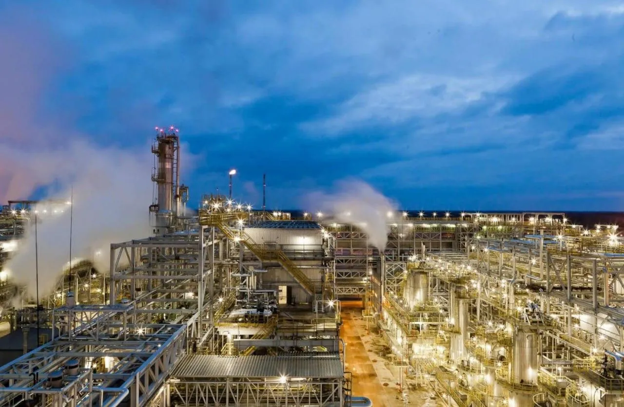 The second-largest oil refinery in Kirishi has suspended operations following a drone attack