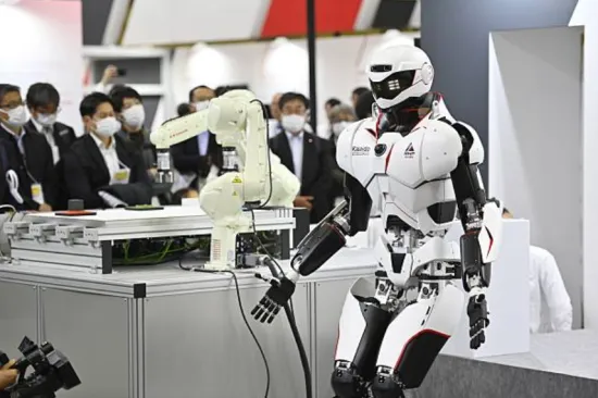 A large-scale international robot exhibition has kicked off in Tokyo, with over 670 companies showcasing their innovations