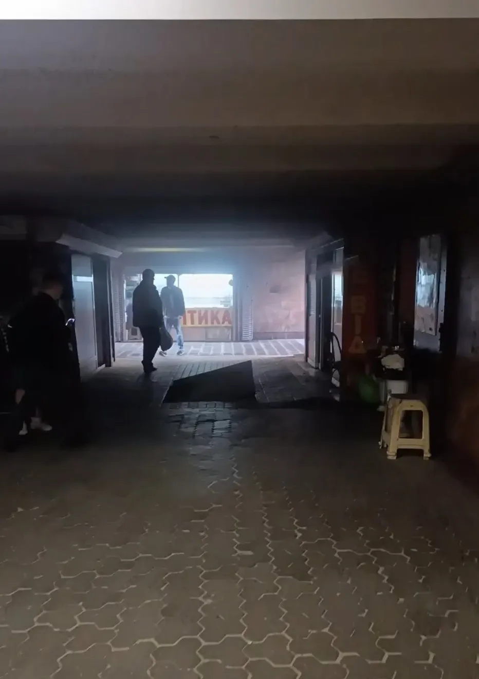 У Києві стався вибух у переході станції метро Звіринецька (ВІДЕО)