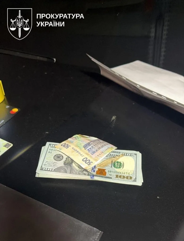 An SSU officer has been arrested on suspicion of accepting a bribe of $34,000