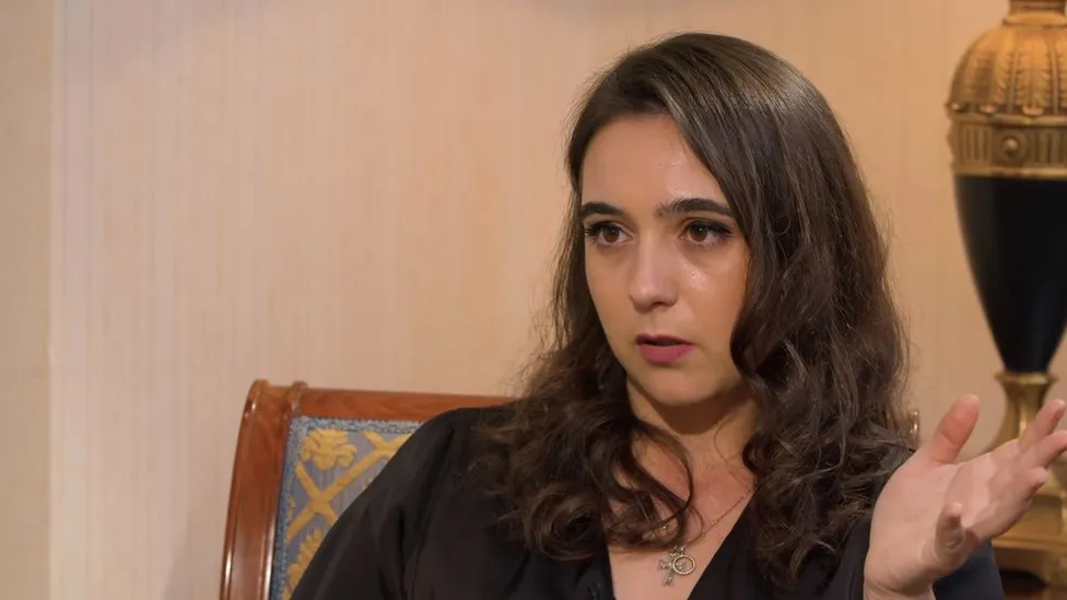 Yulia Mendel has no idea what a minute's silence is (VIDEO)