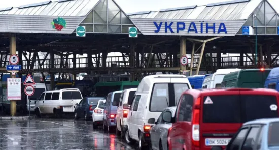 Нові правила перетину кордону: з 12 травня "єЧерга" анулює записи без страховки
