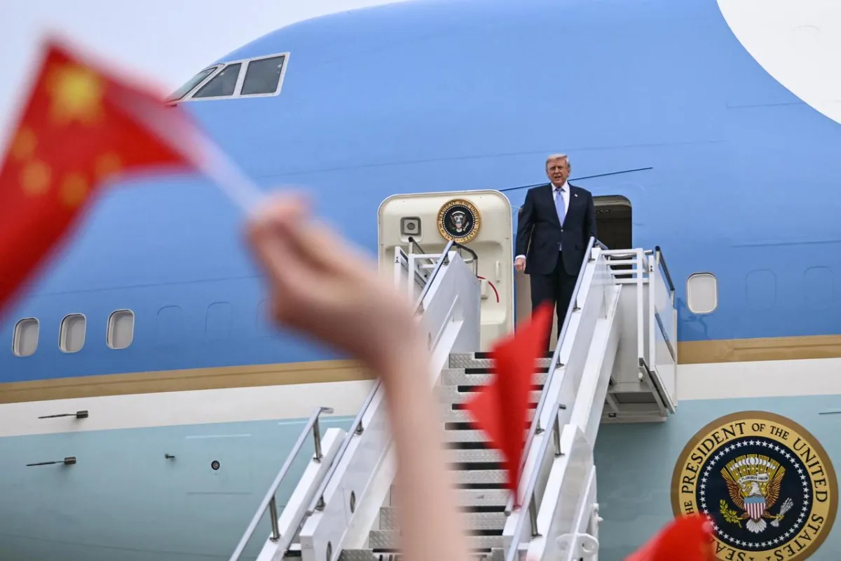 Before leaving Beijing, Trump’s team threw away all the items they had received from the Chinese side