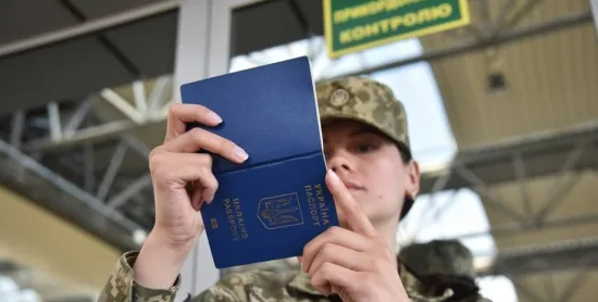Кабмін скасував обмеження на виїзд за кордон для жінок-посадовиць