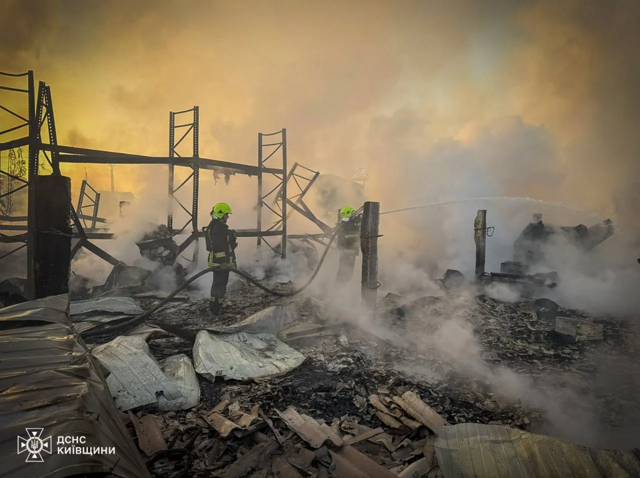 Massive shelling of Kyiv region: rescuers extinguish fires, fire train deployed in Fastiv