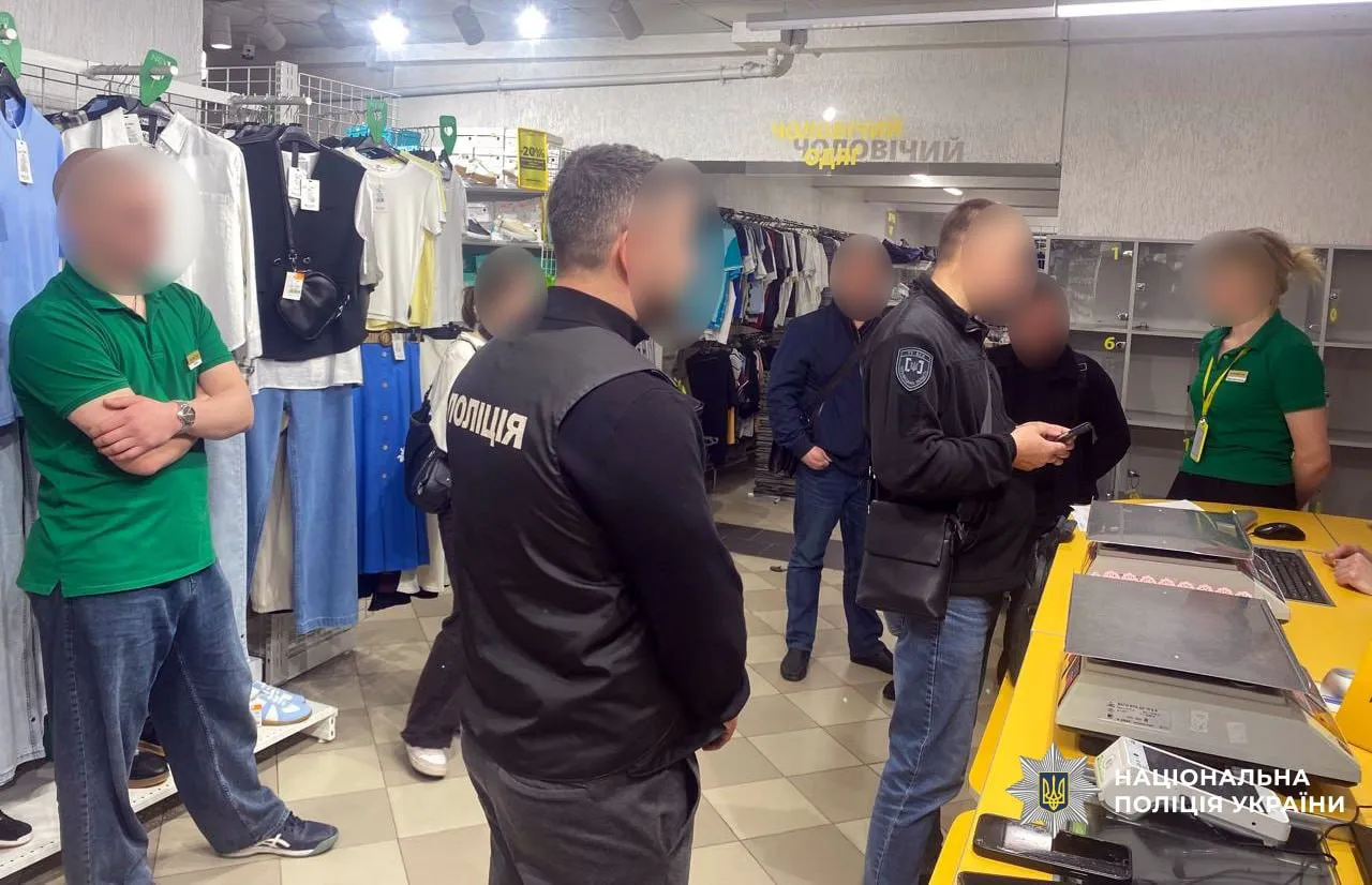 The National Police have uncovered a scheme to evade nearly 40 million hryvnias in taxes within a second-hand clothing chain