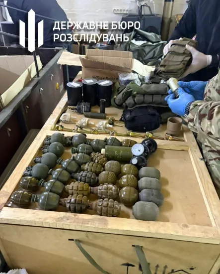 ДБР і Офіс Генпрокурора повідомили про підозру двом військовим у справі про збут 500 кг вибухівки