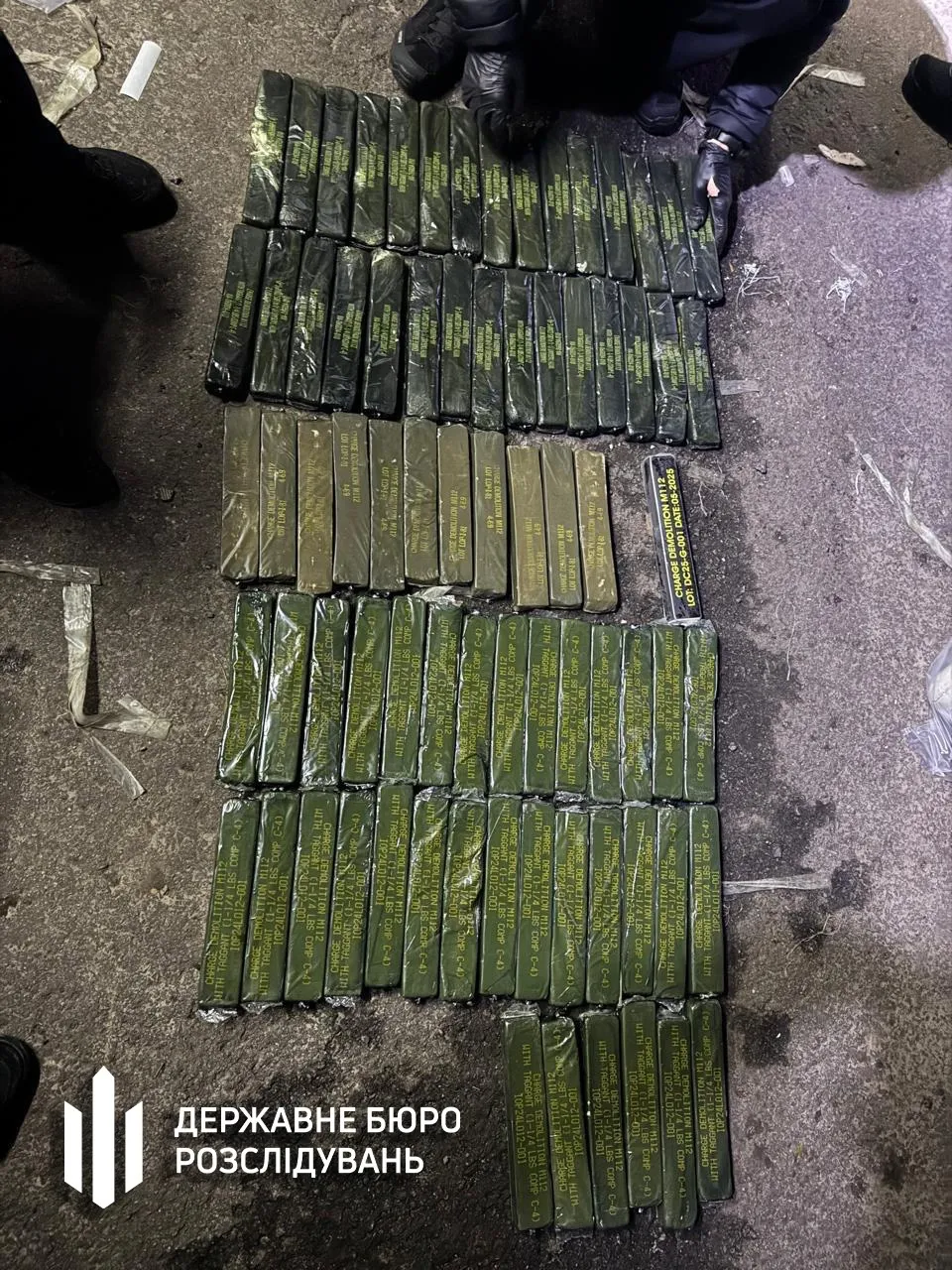 ДБР і Офіс Генпрокурора повідомили про підозру двом військовим у справі про збут 500 кг вибухівки