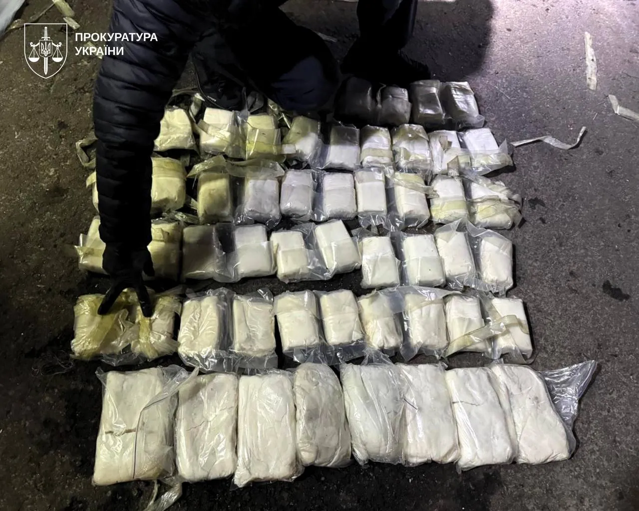 ДБР і Офіс Генпрокурора повідомили про підозру двом військовим у справі про збут 500 кг вибухівки