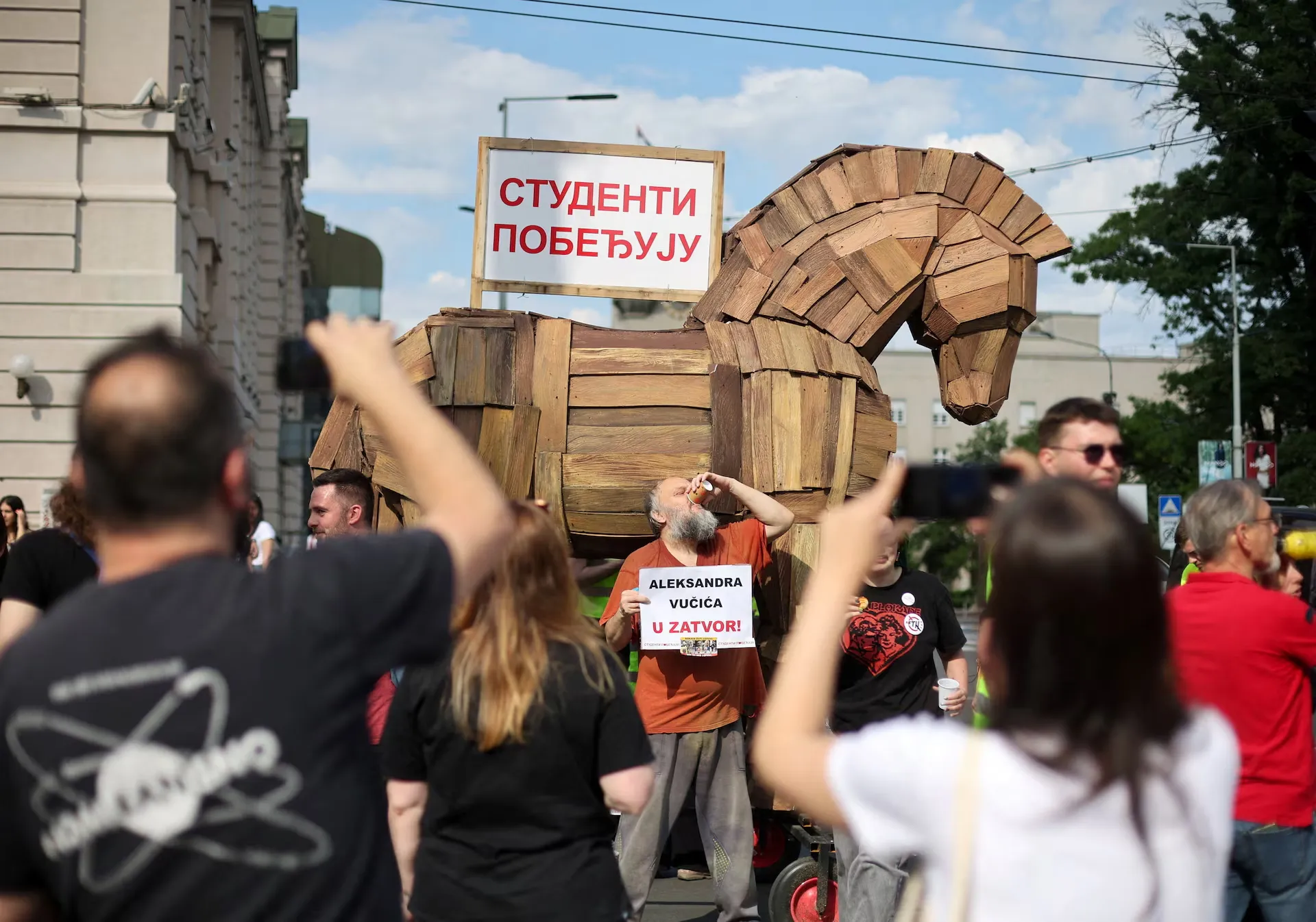 У Белграді спалахнули масові протести проти Вучича, сталися сутички з поліцією