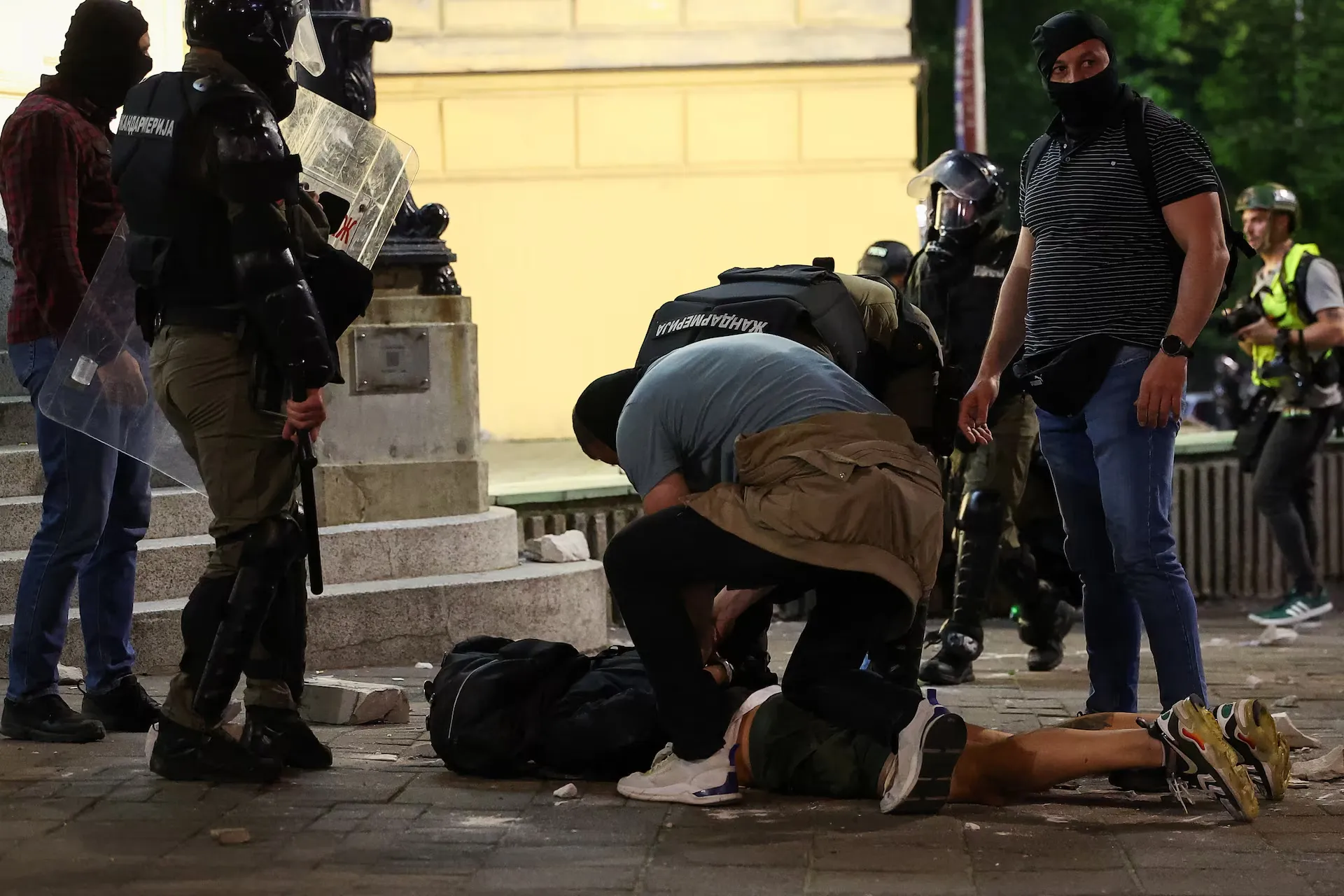 У Белграді спалахнули масові протести проти Вучича, сталися сутички з поліцією