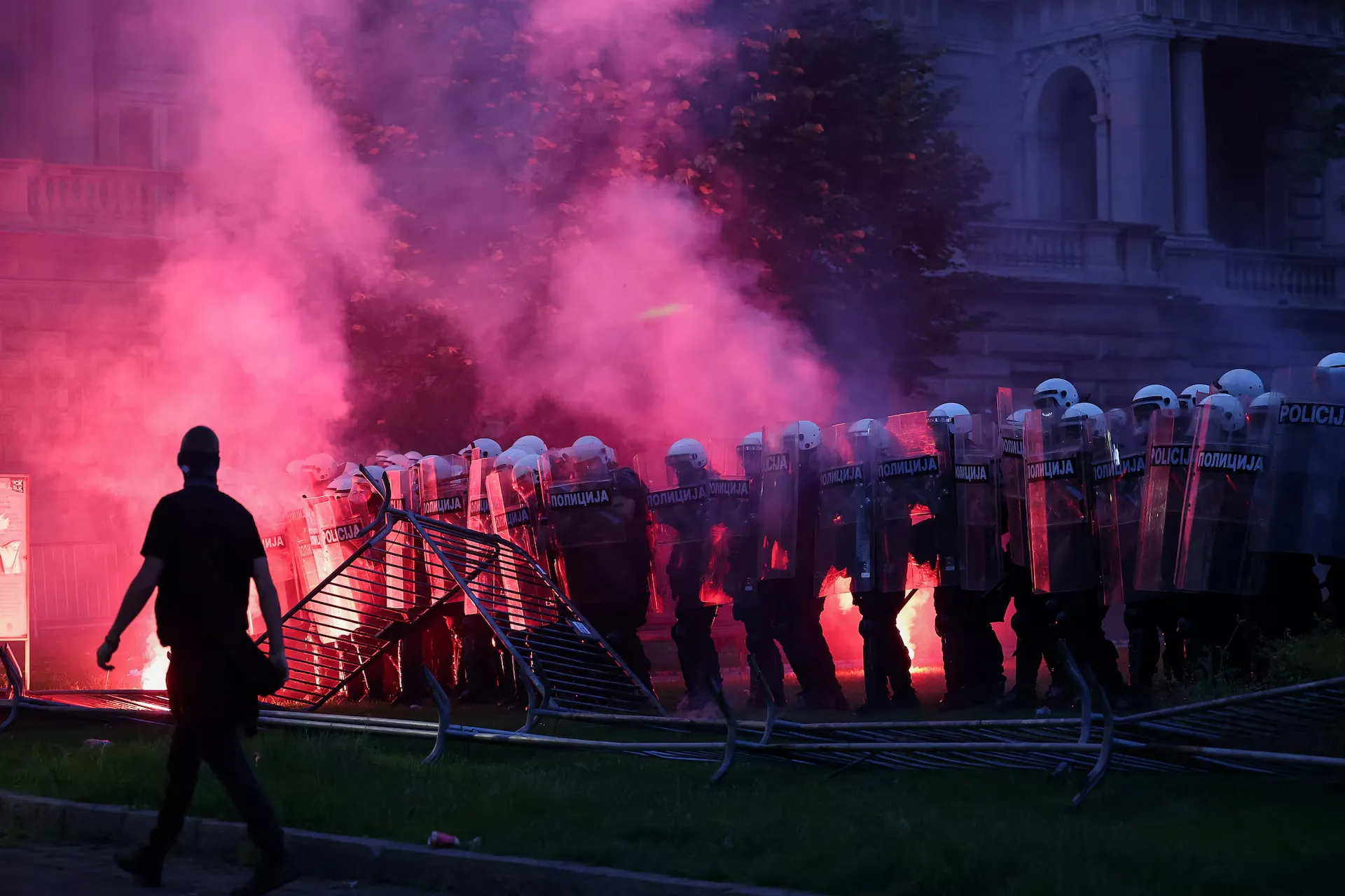 У Белграді спалахнули масові протести проти Вучича, сталися сутички з поліцією