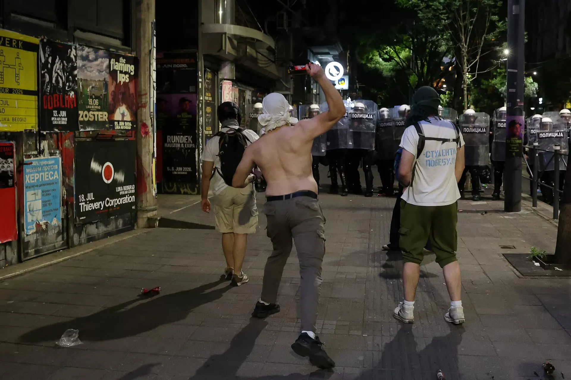 У Белграді спалахнули масові протести проти Вучича, сталися сутички з поліцією