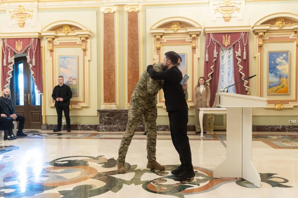Володимир Зеленський вручив сертифікати на квартири Героям України та родинам загиблих захисників