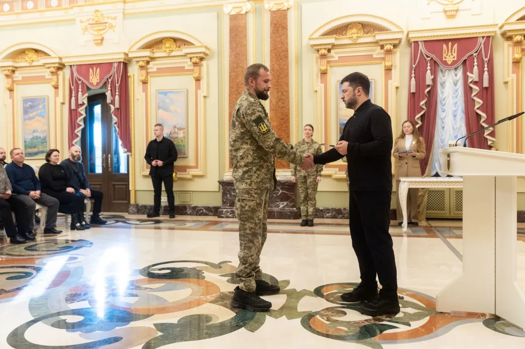 Володимир Зеленський вручив сертифікати на квартири Героям України та родинам загиблих захисників
