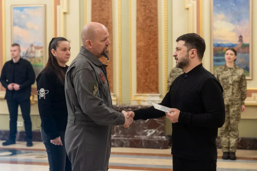 Володимир Зеленський вручив сертифікати на квартири Героям України та родинам загиблих захисників