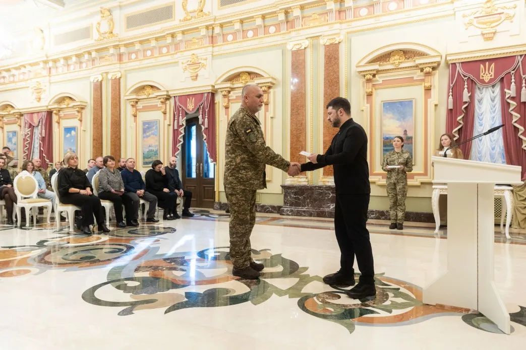Володимир Зеленський вручив сертифікати на квартири Героям України та родинам загиблих захисників