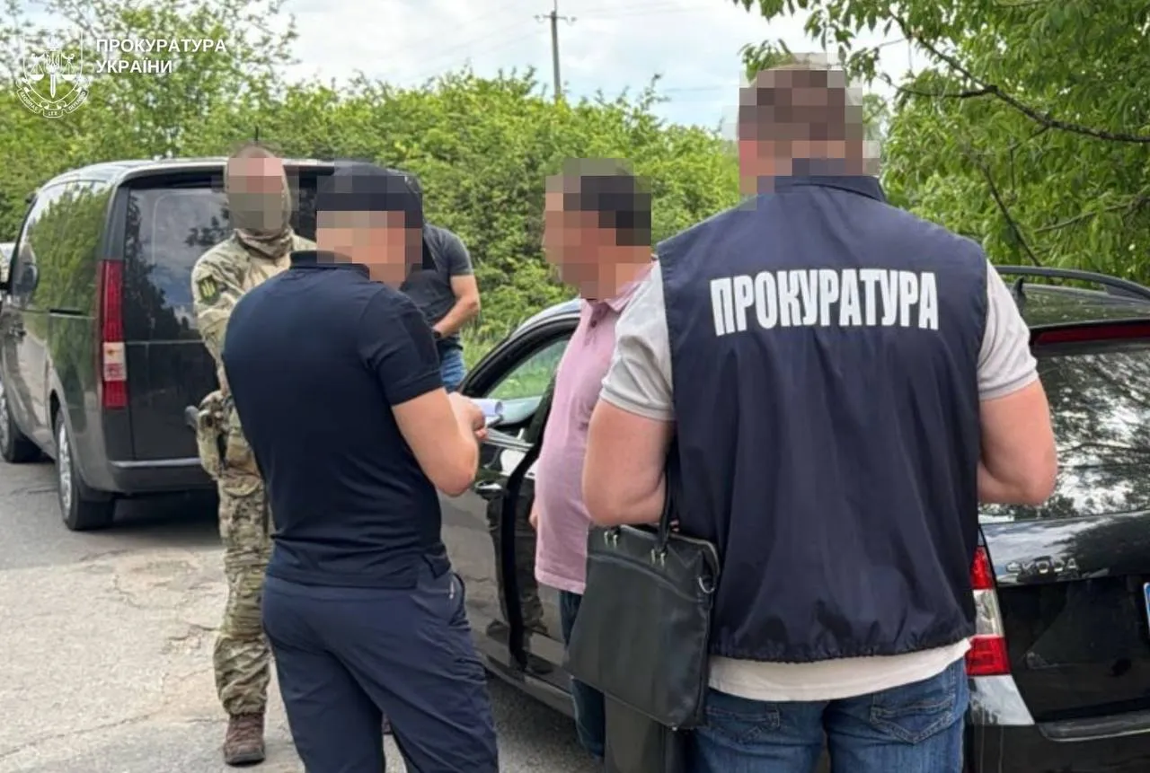 The State Bureau of Investigation has exposed a lawyer for demanding $9,000 to have a case involving a special forces soldier closed and to have him removed from the wanted list  