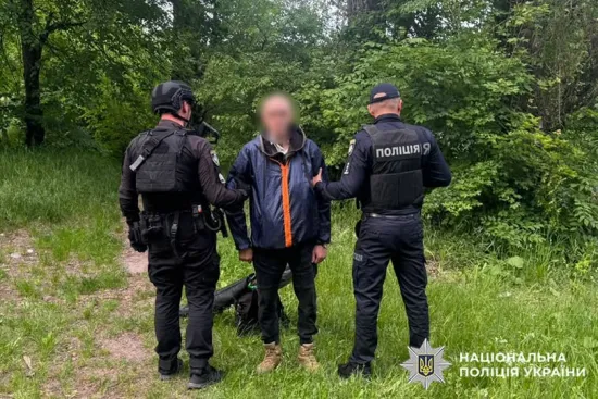 У Дунаївцях затримали чоловіка, який стріляв по перехожих