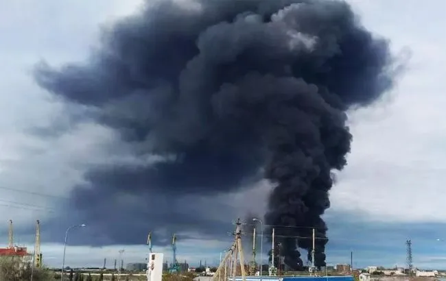 Fire at the Saratov Oil Refinery following a drone attack