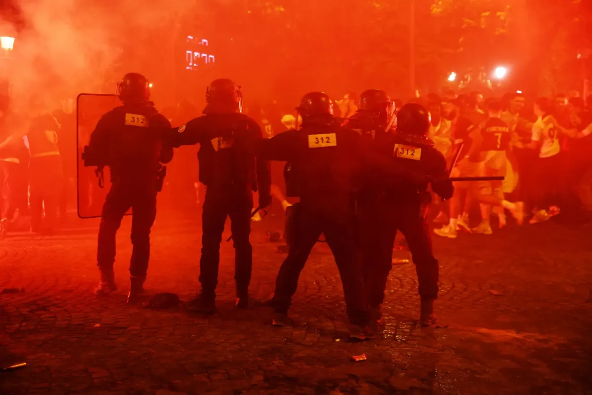 Mass riots following Paris Saint-Germain's victory