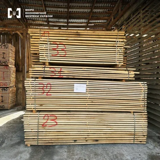 The ESBU in Lviv region reported suspicion of an entrepreneur who attempted to illegally export oak wood