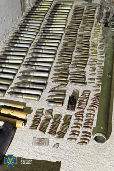 СБУ і Нацполіція затримали дев’ятьох ділків що торгували трофейною зброєю з фронту