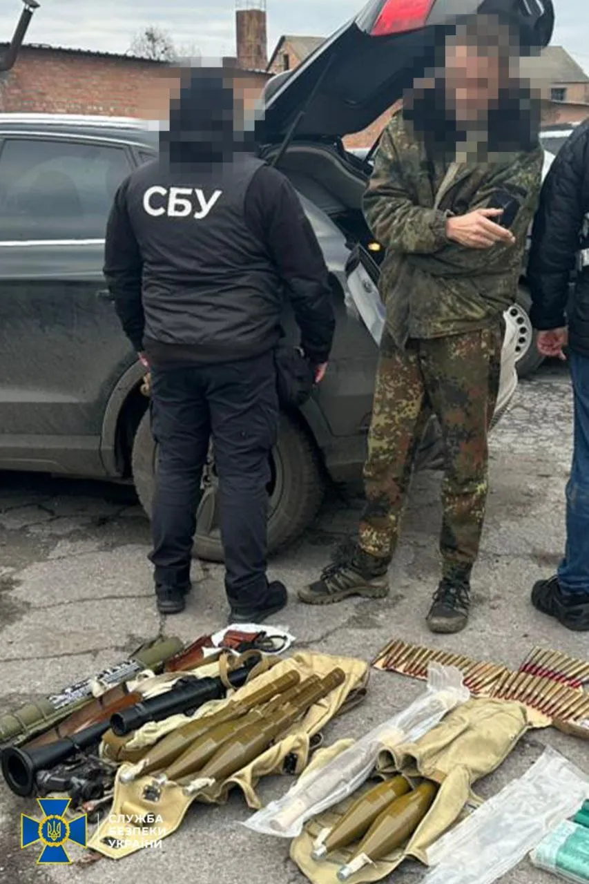 СБУ і Нацполіція затримали дев’ятьох ділків що торгували трофейною зброєю з фронту