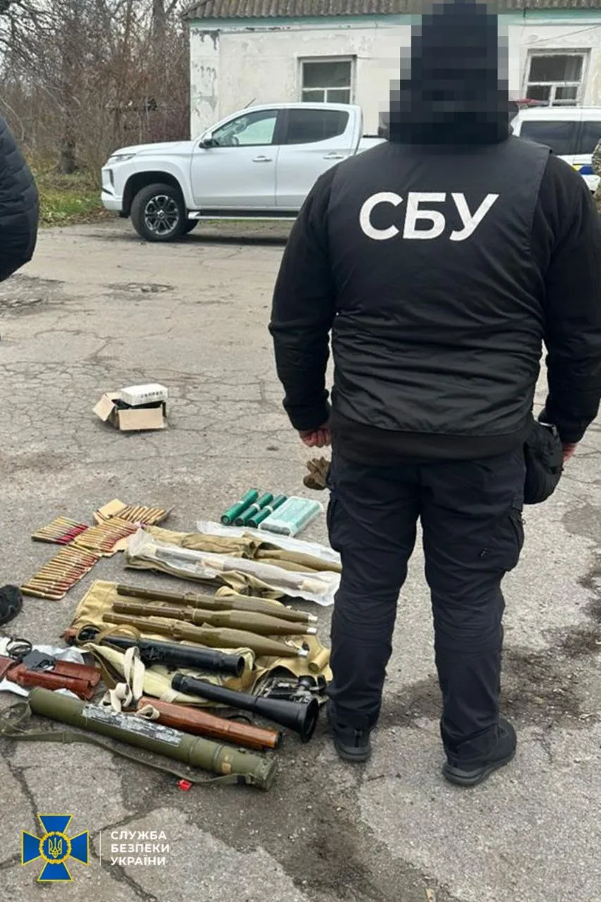СБУ і Нацполіція затримали дев’ятьох ділків що торгували трофейною зброєю з фронту