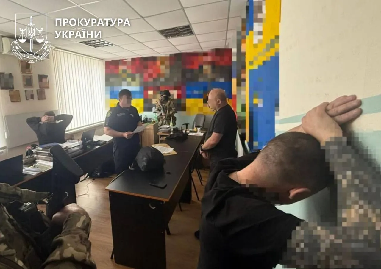 Трьом посадовцям армійського корпусу оголосили підозру у справі про побори з військових