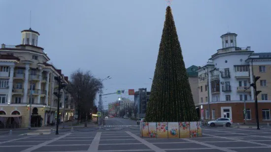 The occupiers put up a New Year's tree in the centre of Mariupol near the destroyed drama theatre