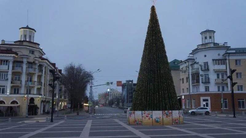 The occupiers put up a New Year's tree in the centre of Mariupol near the destroyed drama theatre