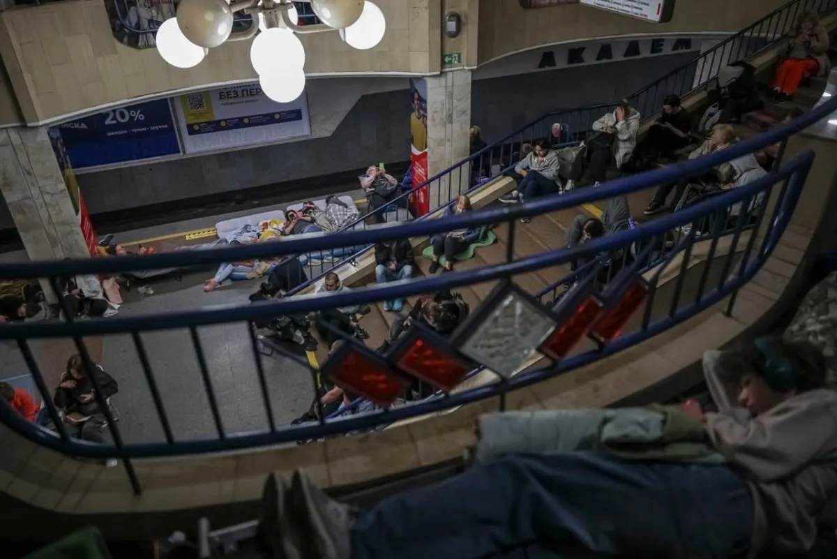 Київське метро прихистило майже 42 тисячі людей під час російського обстрілу. З них 3,4 тисячі — діти