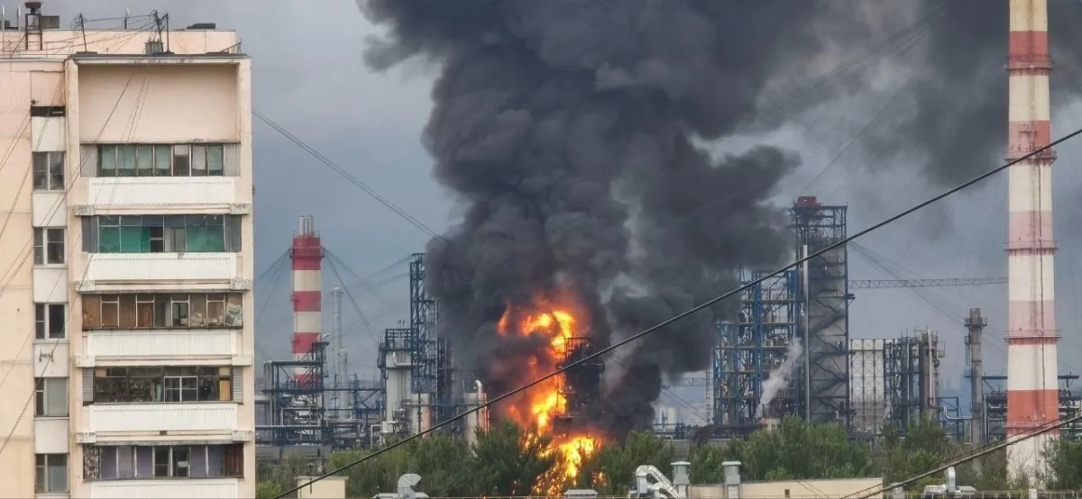У Москві горить нафтопереробний завод після атаки дронів (ВІДЕО)