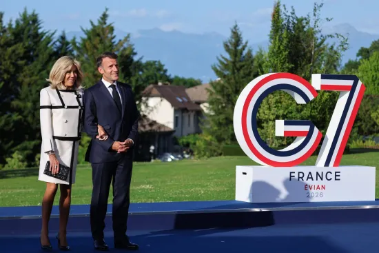 Бріжит Макрон ледь не впала під час фотосесії на G7