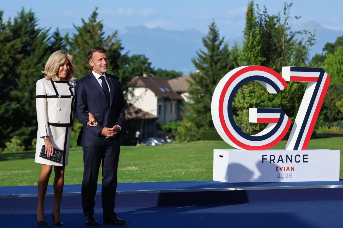 Бріжит Макрон ледь не впала під час фотосесії на G7