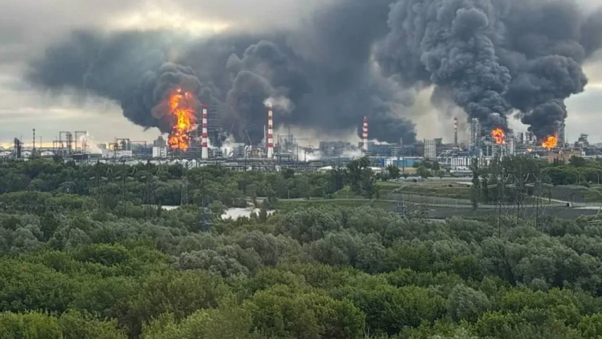 Безпілотники вдруге за тиждень атакували Московський НПЗ, у Ростовській області спалахнула нафтобаза (ВІДЕО)