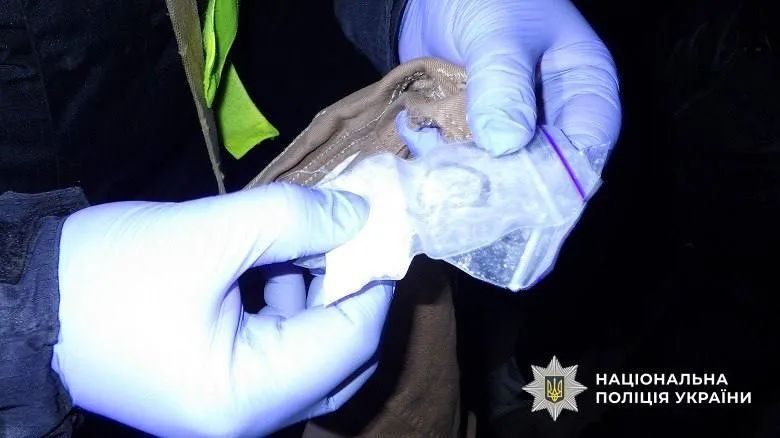 У Києві судитимуть 18-річного хлопця за підозрою у збуті кокаїну через службу таксі