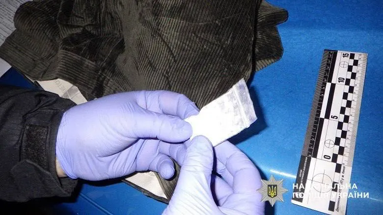 У Києві судитимуть 18-річного хлопця за підозрою у збуті кокаїну через службу таксі