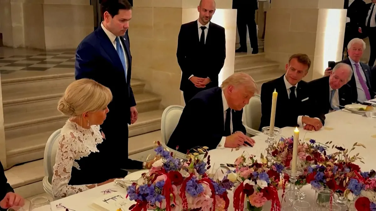 Трамп підписав у Версалі паперову копію меморандуму між США та Іраном