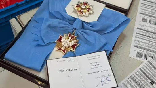 Польща пояснила, чому відібраний у Зеленського орден досі є у Муссоліні, Єкатерини ІІ та «друга Кремля» Шредера